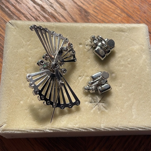 VINTAGE BROOCH & SCREW ON EARRING SET - Picture 3 of 4